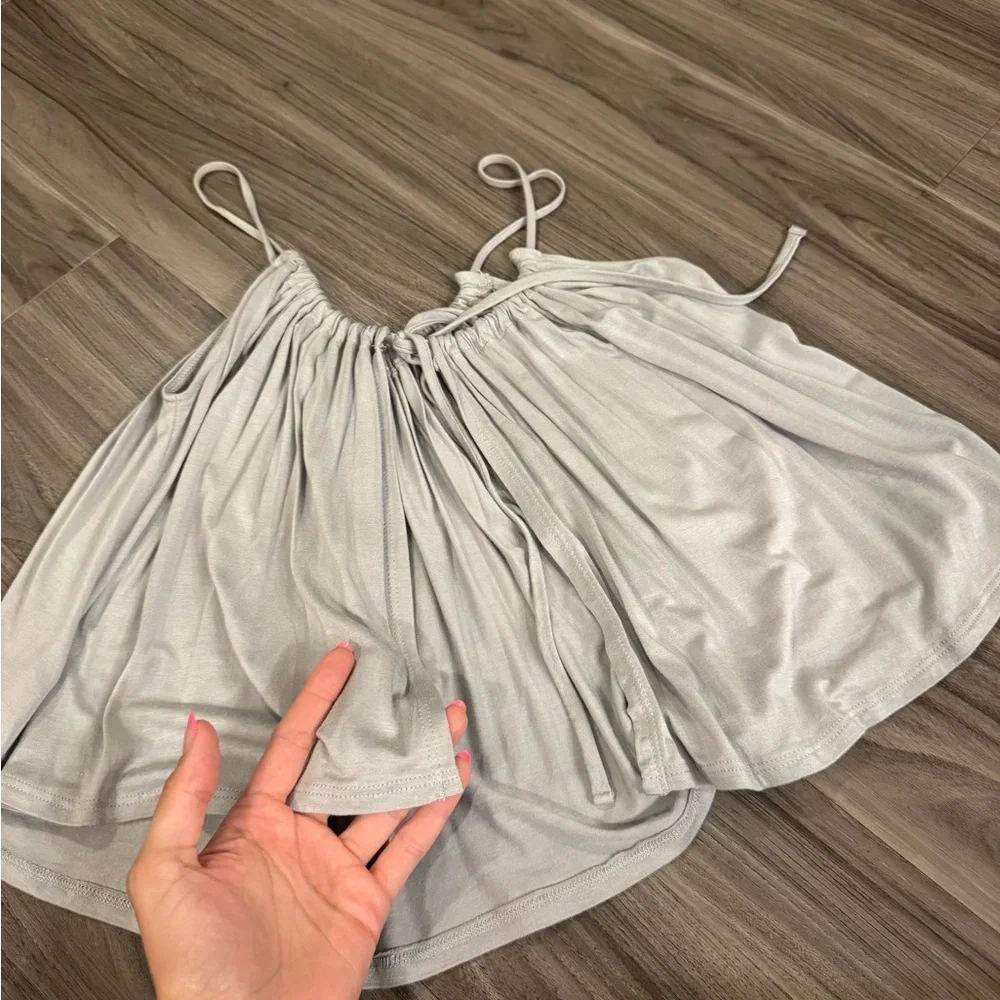 Flowy top open back - Picture 2 of 3